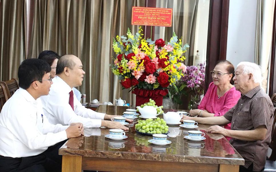 Phó Chủ tịch UBND TPHCM Trần Văn Bảy thăm GS.TSKH Phạm Mạnh Hùng. Ảnh: QUANG HUY