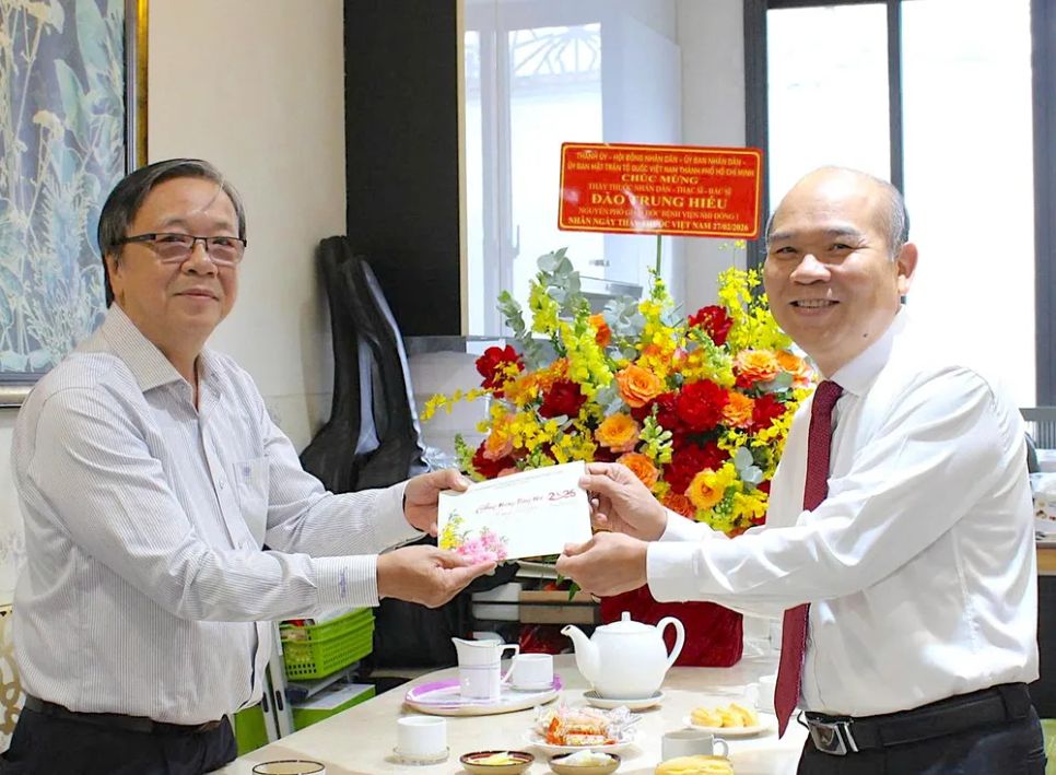 Phó Chủ tịch UBND TPHCM Trần Văn Bảy thăm Th.S-BS Đào Trung Hiếu. Ảnh: QUANG HUY