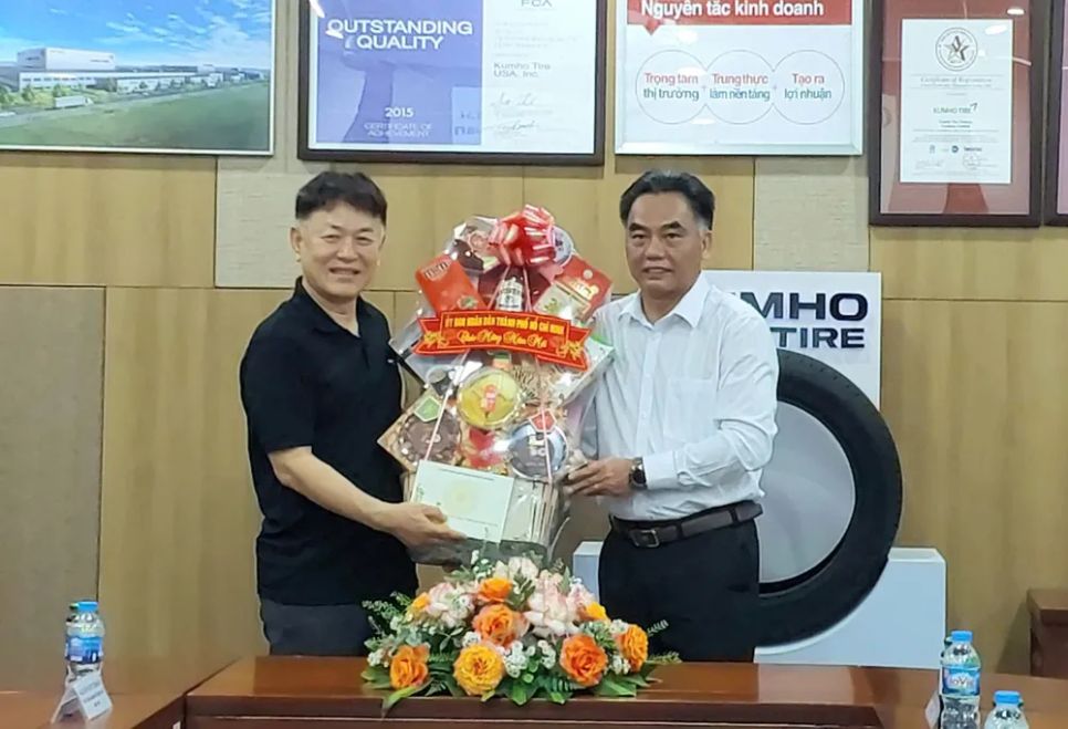 Phó Chủ tịch Thường trực UBND TPHCM Nguyễn Lộc Hà thăm, chúc tết Công ty Lốp Kumho Việt Nam. Ảnh: MAI HOA