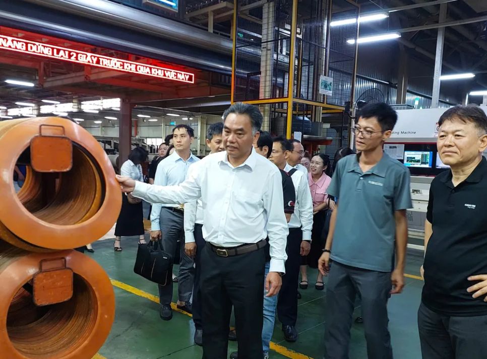 Phó Chủ tịch Thường trực UBND TPHCM Nguyễn Lộc Hà thăm nhà máy lốp Kumho Việt Nam. Ảnh: MAI HOA