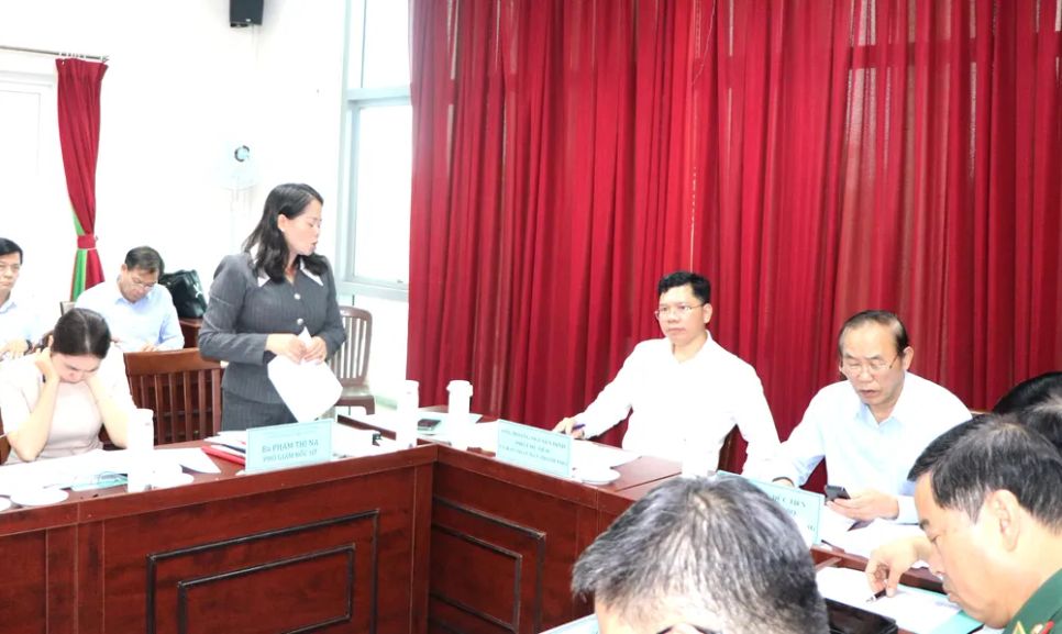 Bà Phạm Thị Na, Phó Giám đốc Sở NN-MT báo cáo với đoàn công tác.