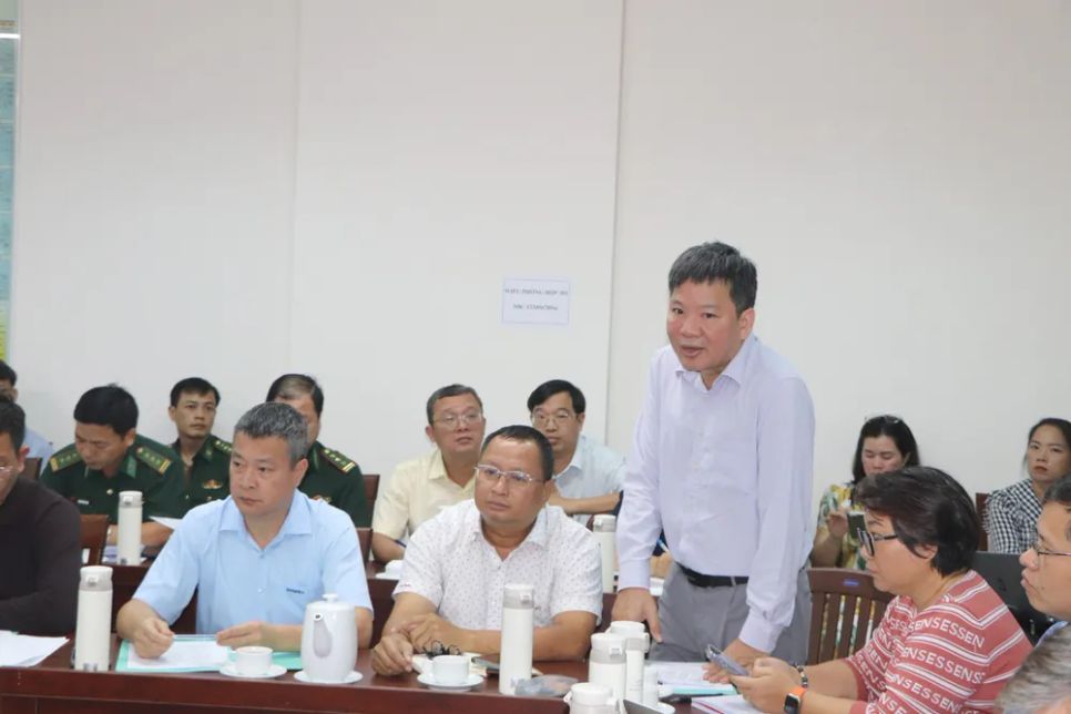 Thành viên đoàn công tác thông tin về những hạn chế trong công tác quản lý tàu cá