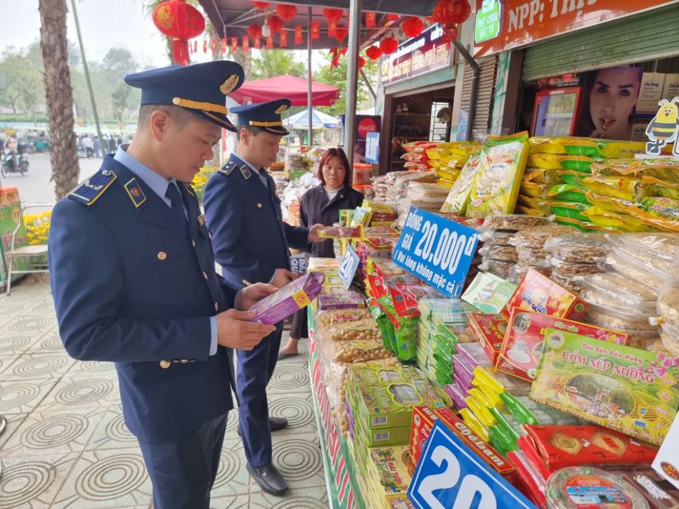 Lực lượng chức năng mở đợt kiểm tra ngăn chặn tình trạng tăng giá bất hợp lý tại các địa điểm du lịch, lễ hội. Ảnh: DMS