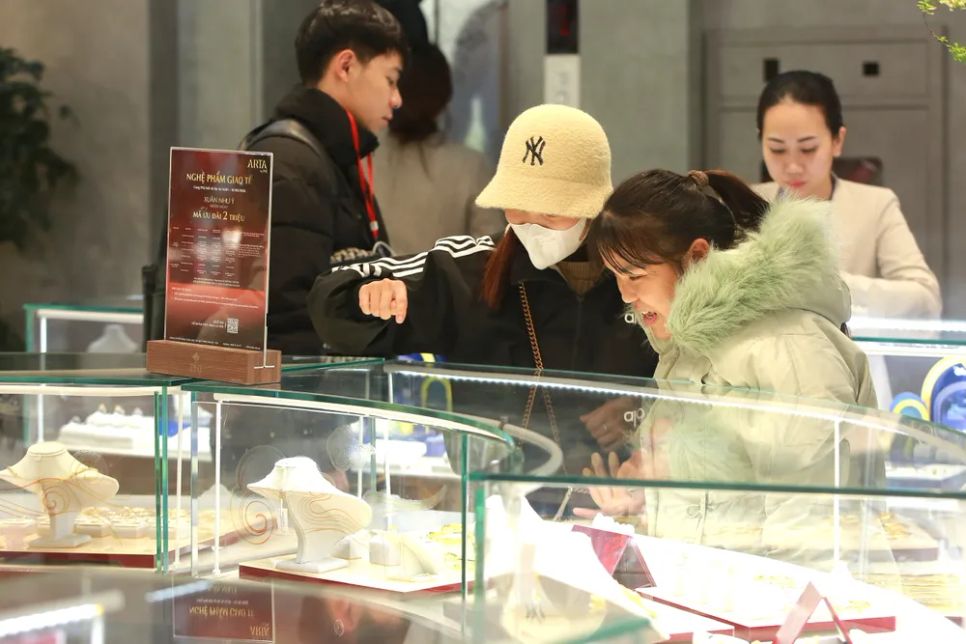 Khách chọn mua vàng trang sức tại Công ty PNJ phường Đa Kao