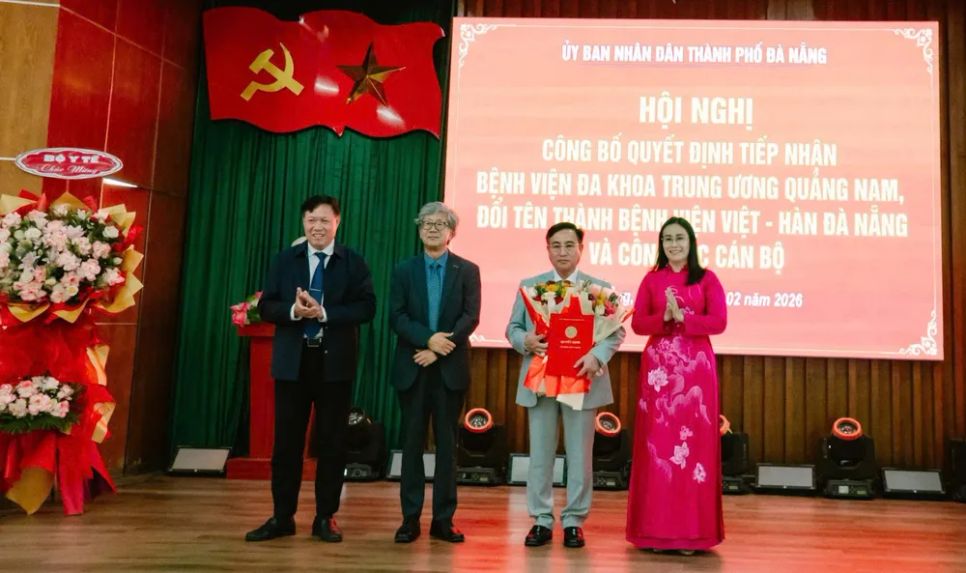 Thứ trưởng Bộ Y tế Đỗ Xuân Tuyên, đại diện KOICA Việt Nam và Phó Chủ tịch UBND TP Đà Nẵng Nguyễn Thị Anh Thi trao quyết định và tặng hoa cho lãnh đạo bệnh viện Thứ trưởng Bộ Y tế Đỗ Xuân Tuyên, đại diện KOICA Việt Nam và Phó Chủ tịch UBND TP Đà Nẵng Nguyễn Thị Anh Thi trao quyết định và tặng hoa cho lãnh đạo bệnh viện