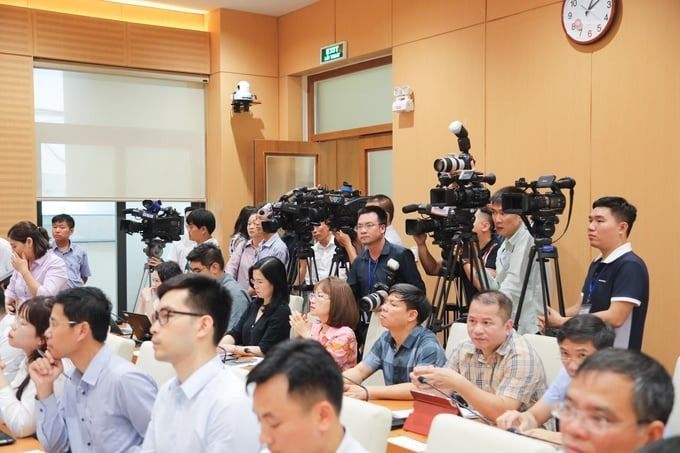 Phóng viên các cơ quan báo, đài tác nghiệp tại một hội nghị Phóng viên các cơ quan báo, đài tác nghiệp tại một hội nghị