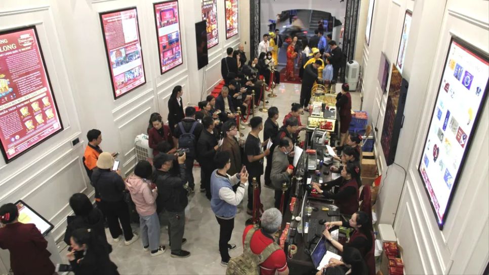 Người dân chờ mua vàng trong ngày vía Thần Tài. Ảnh: LƯU THỦY