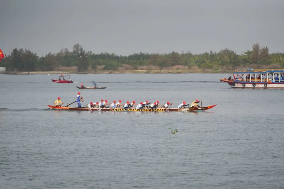 Hơn 150 vận động viên đến từ 9 đội tranh tài ở nội dung thuyền đua gỗ nam