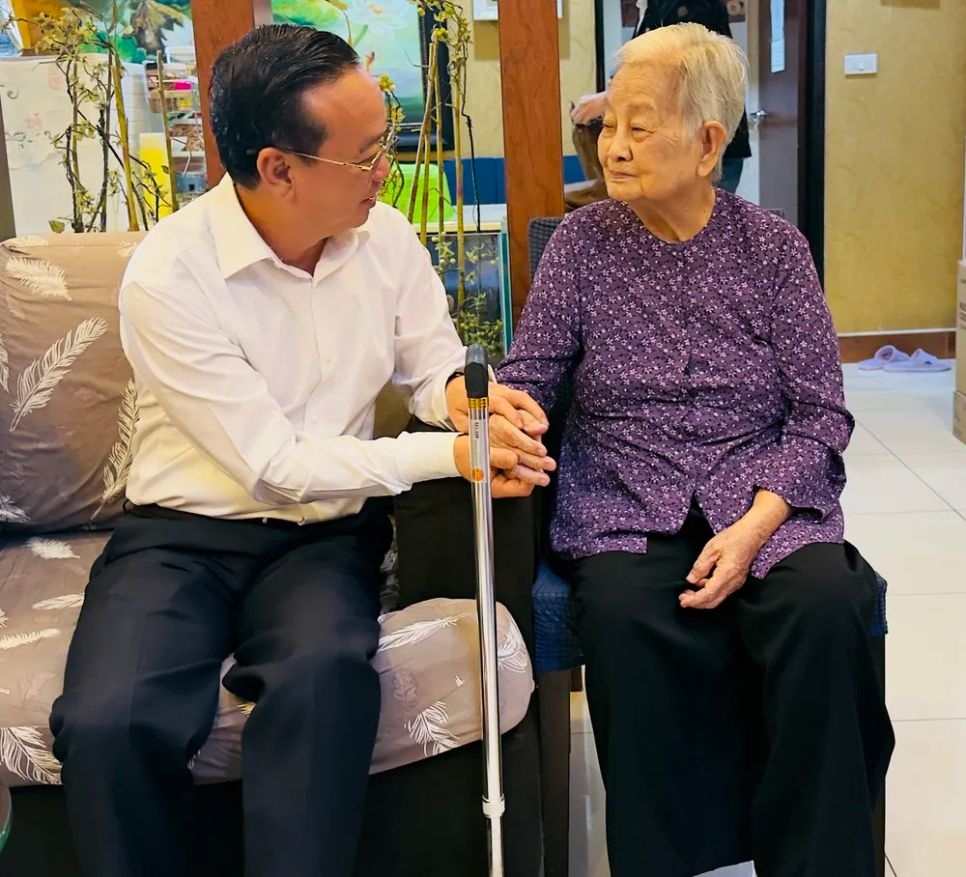 Phó Chủ tịch UBND TPHCM Bùi Minh Thạnh thăm hỏi, chúc mừng BS Tạ Thị Chung