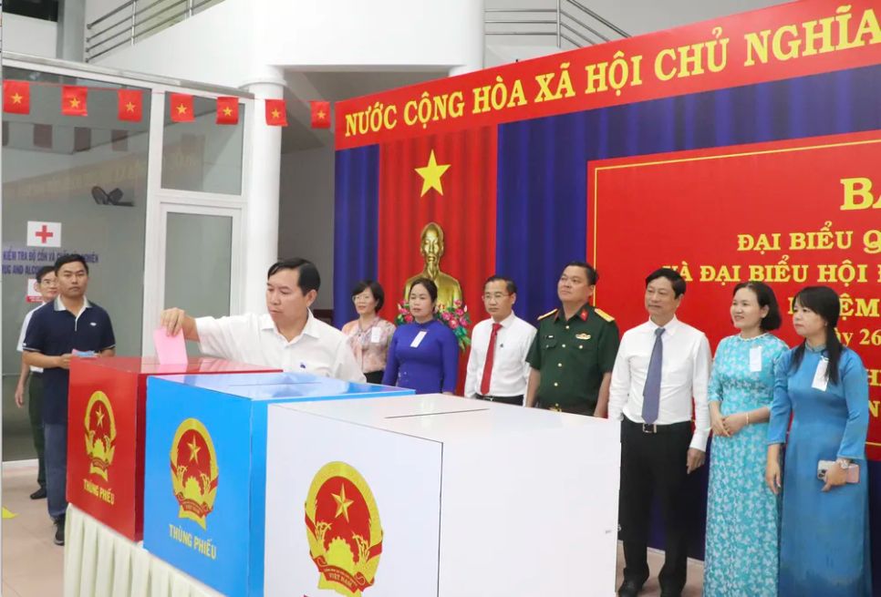 Hình ảnh cử tri TPHCM hân hoan trong ngày hội bầu cử sớm