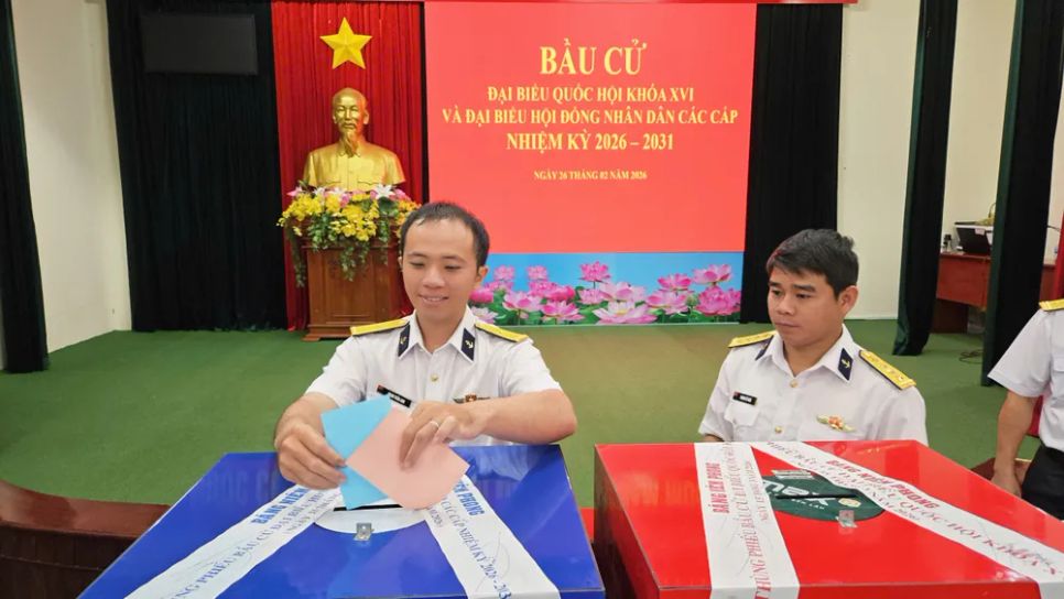 Hình ảnh cử tri TPHCM hân hoan trong ngày hội bầu cử sớm