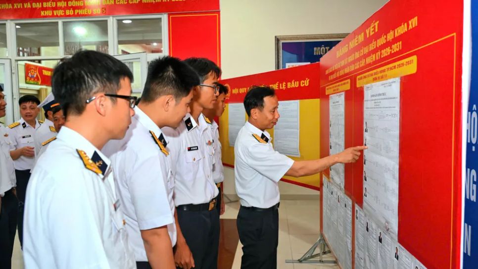 Hình ảnh cử tri TPHCM hân hoan trong ngày hội bầu cử sớm