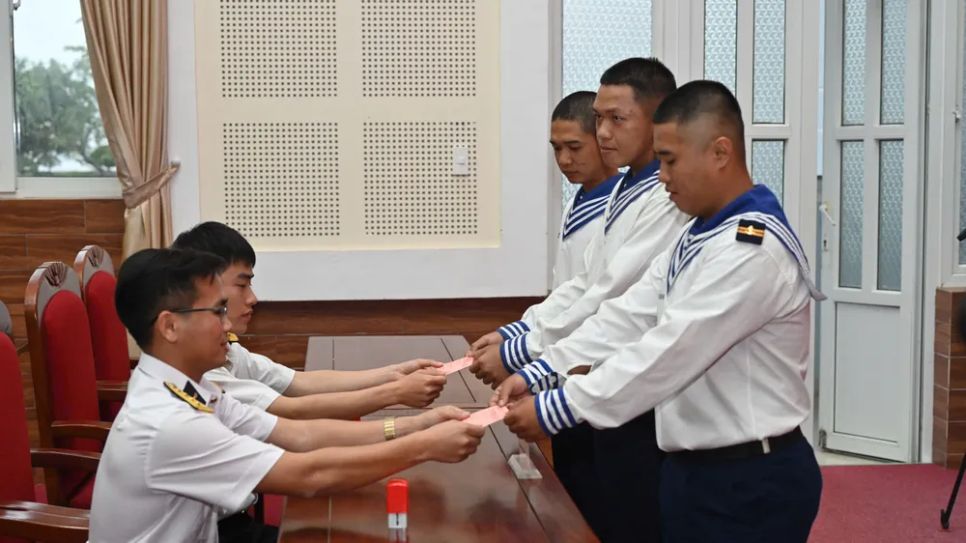 Hình ảnh cử tri TPHCM hân hoan trong ngày hội bầu cử sớm