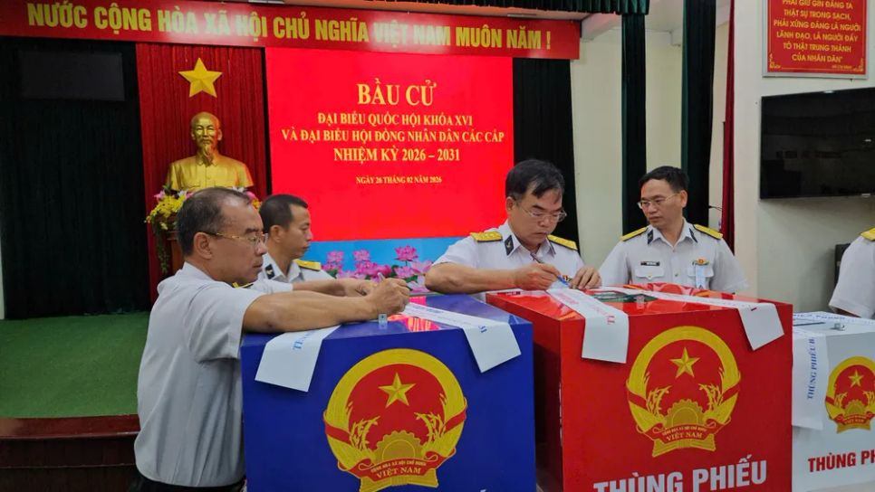 Hình ảnh cử tri TPHCM hân hoan trong ngày hội bầu cử sớm