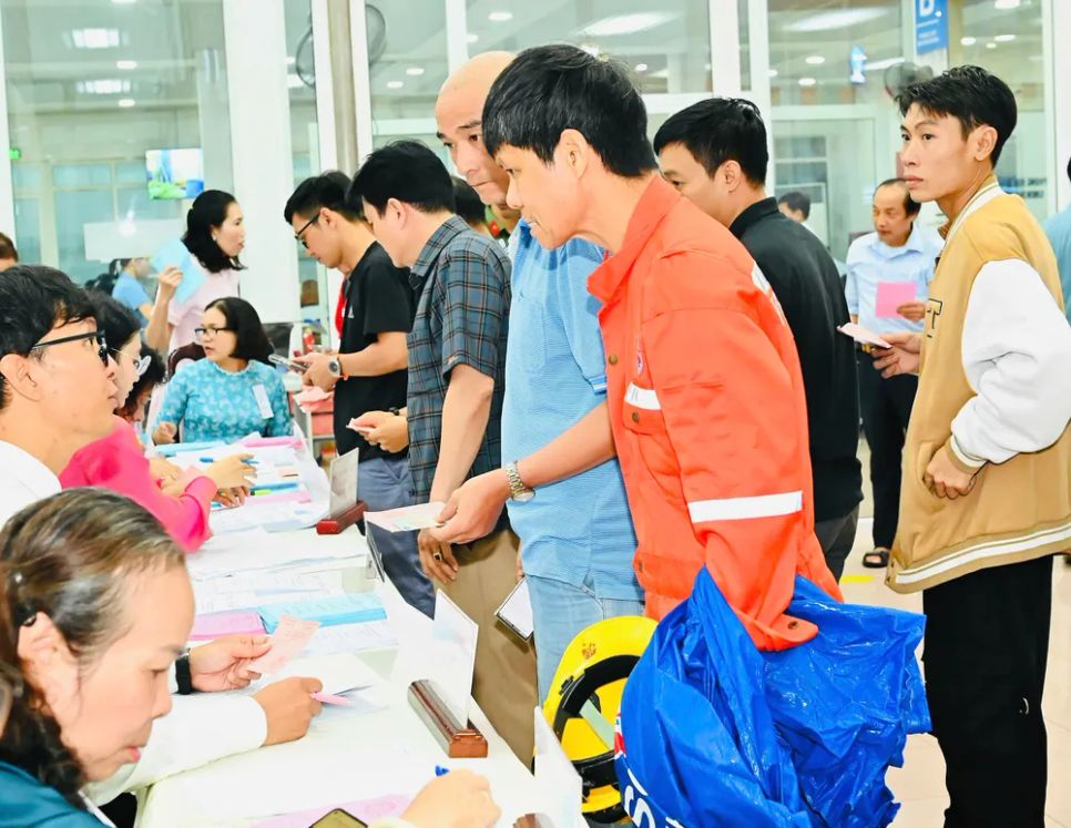 Hình ảnh cử tri TPHCM hân hoan trong ngày hội bầu cử sớm