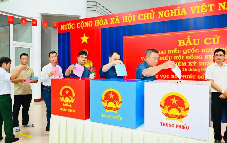 Hình ảnh cử tri TPHCM hân hoan trong ngày hội bầu cử sớm