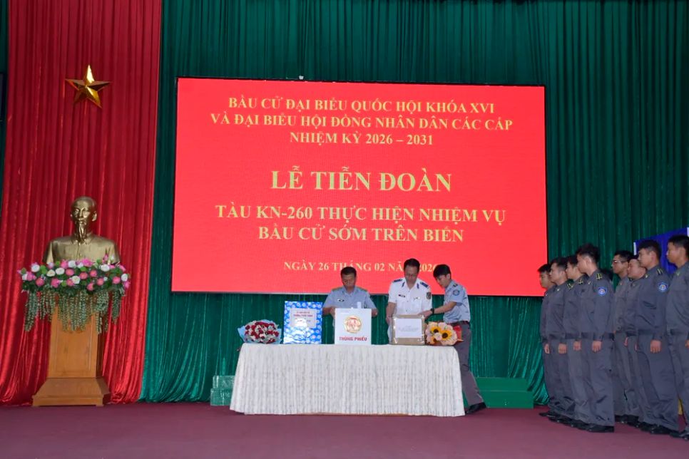 Hình ảnh cử tri TPHCM hân hoan trong ngày hội bầu cử sớm