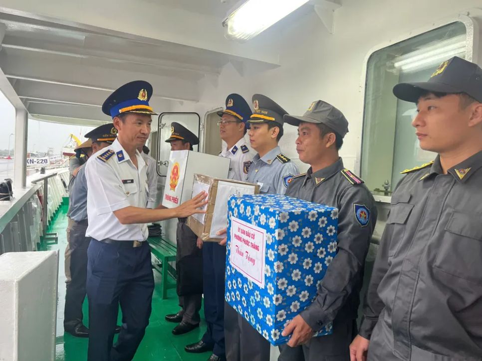 Hình ảnh cử tri TPHCM hân hoan trong ngày hội bầu cử sớm