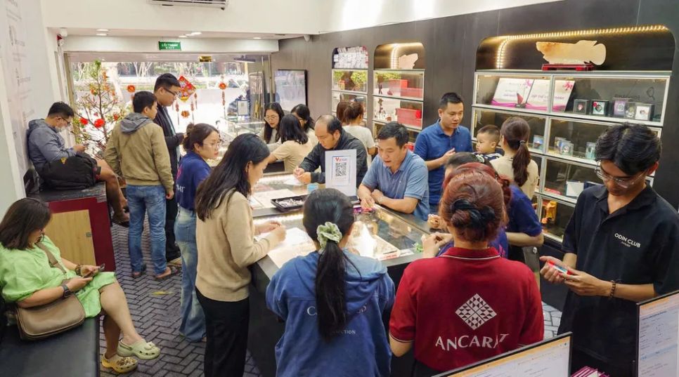 Đông đảo khách hàng mua bạc trong ngày Vía Thần tài tại Công ty Ancarat phường Nguyễn Cư Trinh, TPHCM. Ảnh: HẠNH NHUNG