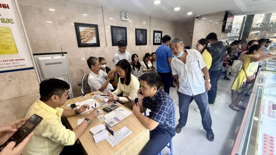 Khách hàng chờ mua vàng miếng SJC loại 1-2 chỉ tại Công ty SJC đường Nguyễn Thị Minh Khai phường Bàn Cờ TPHCM sáng 26-2. Ảnh: HẠNH NHUNG