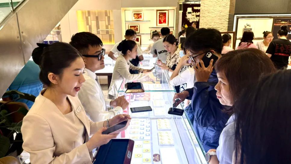 Khách hàng mua Vàng miếng Thần tài lấy hên tại Công ty PNJ trên đường Điện Biên Phủ phường Đa Kao TPHCM sáng 26-2. Ảnh: HẠNH NHUNG