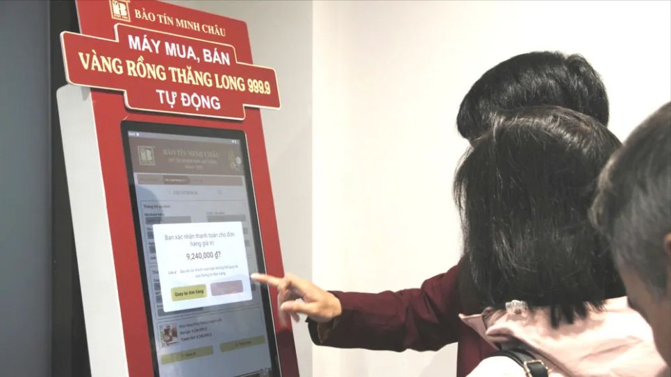 Người dân chờ mua vàng trong ngày vía Thần Tài. Ảnh: LƯU THỦY