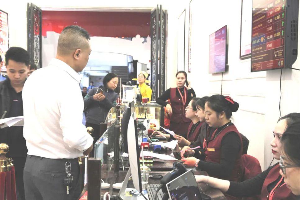 Người dân chờ mua vàng trong ngày vía Thần Tài. Ảnh: LƯU THỦY