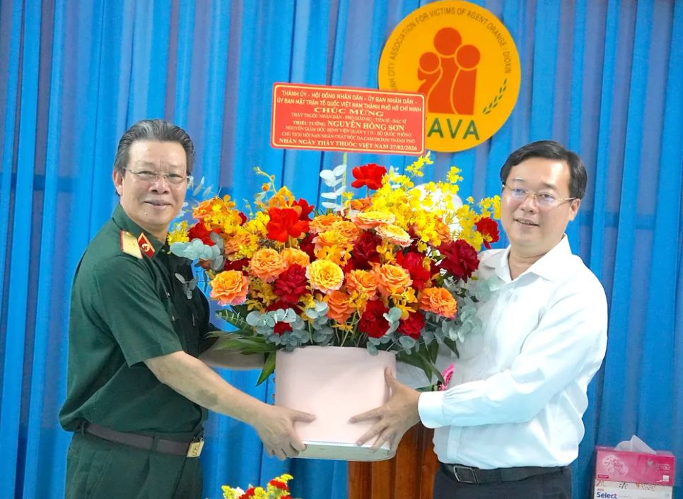 Đồng chí Lê Quốc Phong (bên phải) tặng hoa chúc mừng PGS-TS-BS Nguyễn Hồng Sơn. ẢNH QUANG HUY Đồng chí Lê Quốc Phong (bên phải) tặng hoa chúc mừng PGS-TS-BS Nguyễn Hồng Sơn. ẢNH QUANG HUY