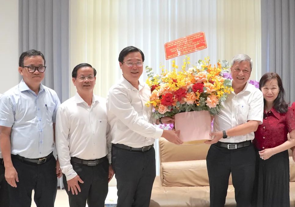 Đồng chí Lê Quốc Phong (thứ 3 từ trái qua) tặng hoa chúc mừng PGS-TS-BS Nguyễn Trường Sơn. ẢNH QUANG HUY Đồng chí Lê Quốc Phong (thứ 3 từ trái qua) tặng hoa chúc mừng PGS-TS-BS Nguyễn Trường Sơn. ẢNH QUANG HUY