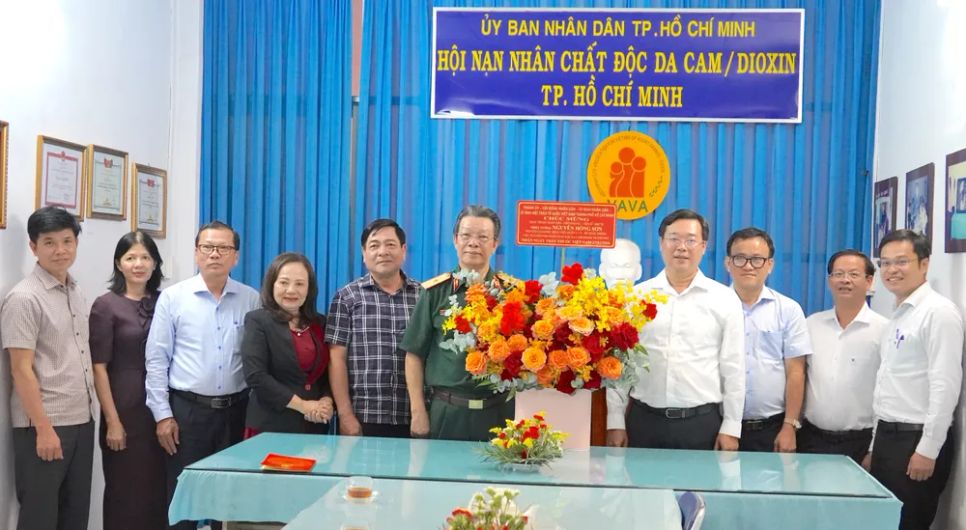 Đồng chí Lê Quốc Phong (thứ 4 từ phải qua) chụp hình lưu niệm cùng Ban chấp hành Hội nạn nhân chất độc da cam/dioxin TPHCM. ẢNH QUANG HUY Đồng chí Lê Quốc Phong (thứ 4 từ phải qua) chụp hình lưu niệm cùng Ban chấp hành Hội nạn nhân chất độc da cam/dioxin TPHCM. ẢNH QUANG HUY