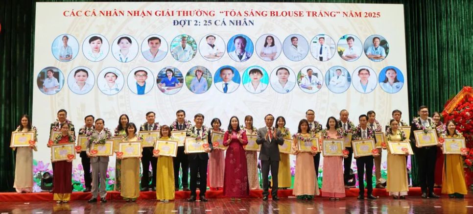 25 cá nhân trong 51 cá nhân tiêu biểu được vinh danh Giải thưởng “Tỏa sáng Blouse trắng” năm 2025. Ảnh: XUÂN QUỲNH