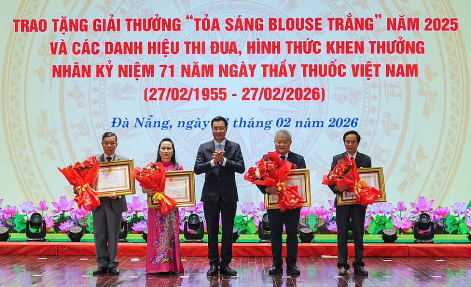 Thừa ủy quyền của Chủ tịch nước, Bí thư Thành ủy Đà Nẵng Lê Ngọc Quang trao tặng Huân chương Lao động hạng ba cho các cá nhân tiêu biểu. Ảnh: XUÂN QUỲNH