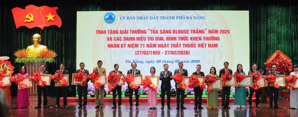 Thừa ủy quyền của Chủ tịch nước, Chủ tịch UBND TP Đà Nẵng Phạm Đức Ấn trao tặng danh hiệu Thầy thuốc ưu tú cho các cá nhân tiêu biểu. Ảnh: XUÂN QUỲNH