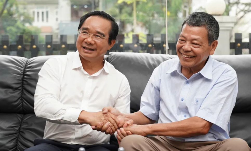 Chủ tịch UBND TPHCM Nguyễn Văn Được thăm BS Bạch Văn Cam nhân Ngày Thầy thuốc Việt Nam. Ảnh: HOÀNG HÙNG Chủ tịch UBND TPHCM Nguyễn Văn Được thăm BS Bạch Văn Cam nhân Ngày Thầy thuốc Việt Nam. Ảnh: HOÀNG HÙNG