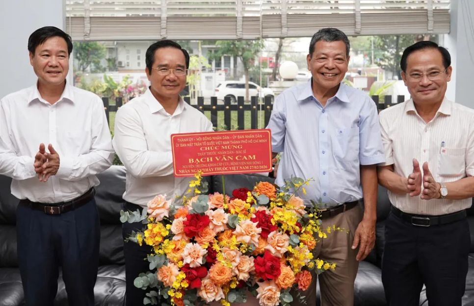 Chủ tịch UBND TPHCM Nguyễn Văn Được thăm và chúc mừng BS Bạch Văn Cam. Ảnh: HOÀNG HÙNG Chủ tịch UBND TPHCM Nguyễn Văn Được thăm và chúc mừng BS Bạch Văn Cam. Ảnh: HOÀNG HÙNG