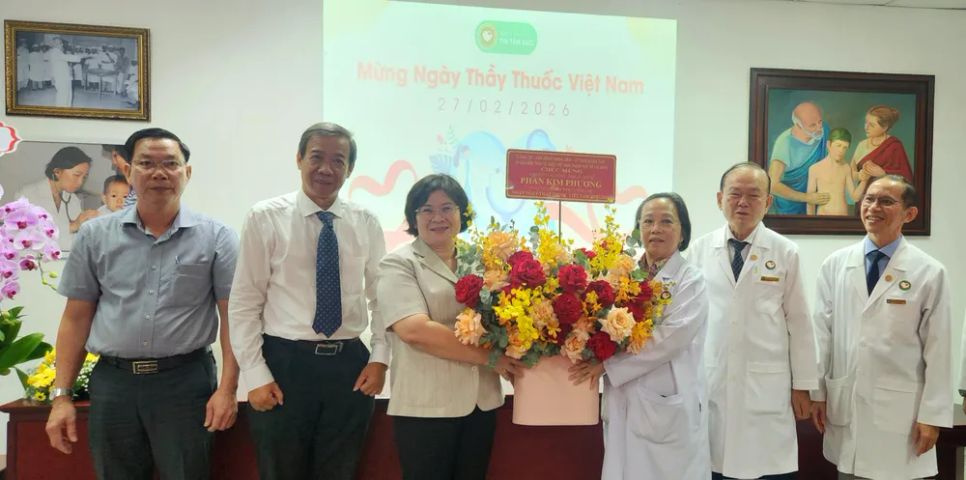 Phó Bí thư Thành ủy TPHCM Văn Thị Bạch Tuyết thăm và chúc mừng ThS-BS Phan Kim Phương tại Bệnh viện Tim Tâm Đức <br>