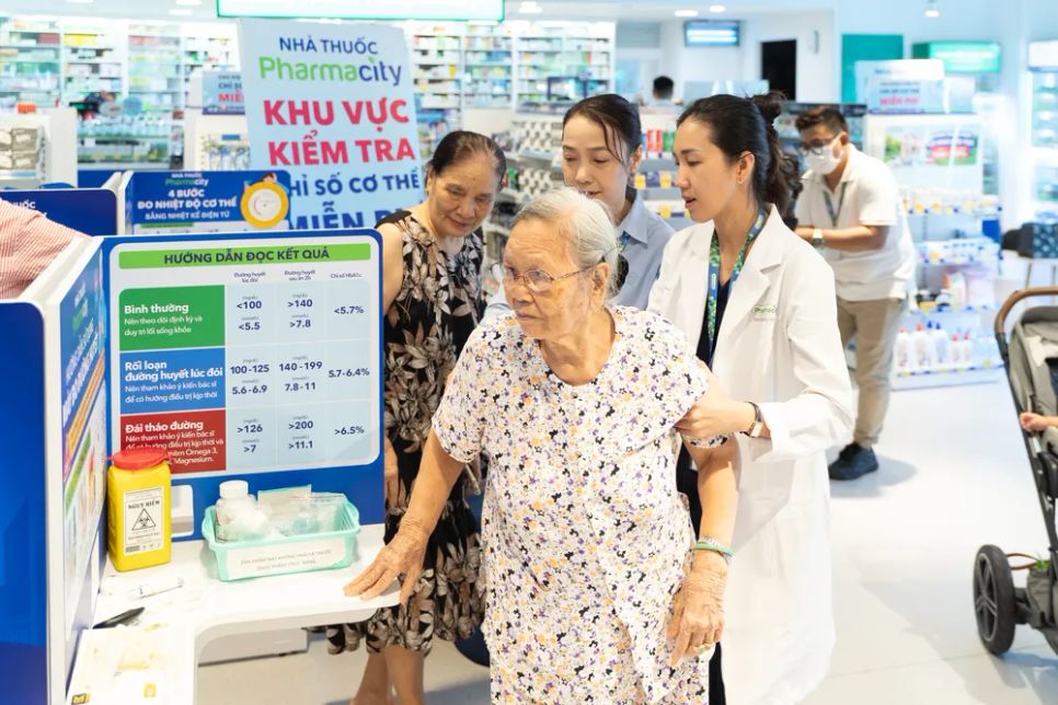 Người dân đo tầm soát tại nhà thuốc nhằm đánh giá toàn diện, đảm bảo được phát hiện bệnh lý sớm thông qua các chỉ số sức khỏe