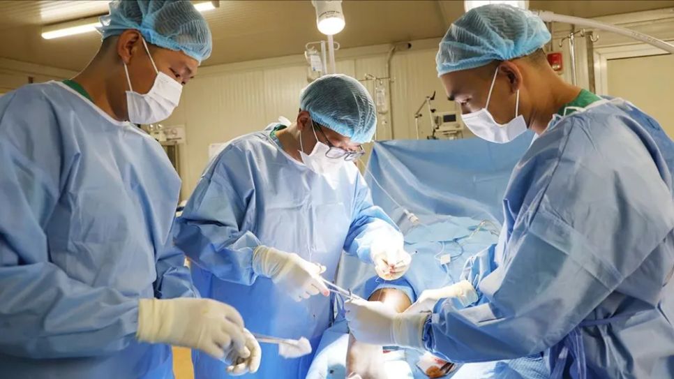 Các bác sĩ Bệnh viện Dã chiến cấp 2 số 7 phẫu thuật cho sĩ quan chỉ huy cấp cao thuộc đơn vị Mông Cổ