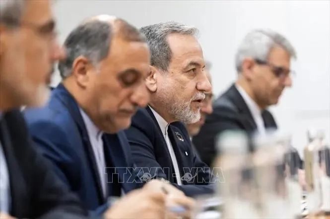 Phái đoàn Iran do Ngoại trưởng Abbas Araghchi (thứ 3, trái) dẫn đầu tham gia vòng đàm phán hạt nhân gián tiếp lần thứ ba với phía Mỹ tại Geneva (Thụy Sĩ) ngày 26/2/2026. Ảnh: IRNA/TTXVN