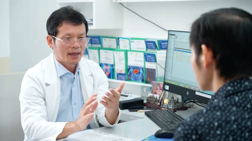 Bác sĩ Phan Văn Thái tư vấn cho bệnh nhân trong lần tái khám gần nhất. Ảnh: FV