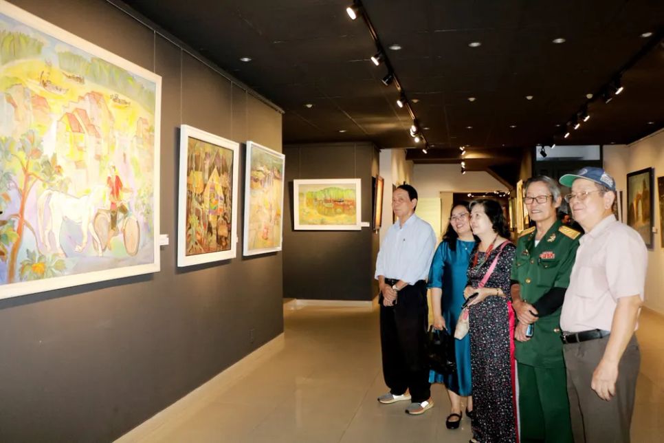 Khách tham quan triển lãm Khách tham quan triển lãm