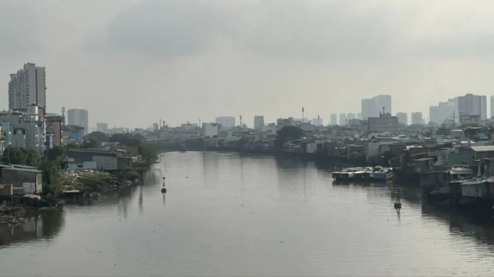 Khẩn trương hoàn thành khảo sát nhà trên và ven sông, kênh, rạch. Ảnh: QUỐC HÙNG