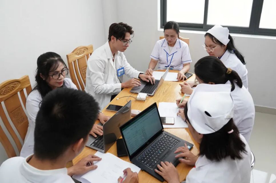 Đội ngũ y bác sĩ của trạm y tế phường Xuân Hoà. Ảnh: HOÀNG HÙNG Đội ngũ y bác sĩ của trạm y tế phường Xuân Hoà. Ảnh: HOÀNG HÙNG