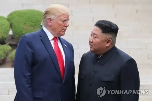 Tổng thống Mỹ Donald Trump gặp nhà lãnh đạo Triều Tiên Kim Jong Un tại làng đình chiến Panmunjom ở Khu phi quân sự liên Triều (tháng 6-2019). Ảnh: YONHAP Tổng thống Mỹ Donald Trump gặp nhà lãnh đạo Triều Tiên Kim Jong Un tại làng đình chiến Panmunjom ở Khu phi quân sự liên Triều (tháng 6-2019). Ảnh: YONHAP