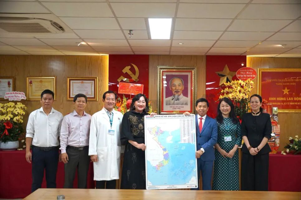 Bà Bùi Thị Hồng Sương, Phó Tổng Biên tập Báo SGGP trao tặng Bản đồ đơn vị hành chính cấp tỉnh Việt Nam cho Bệnh viện Nhân dân 115. Ảnh: VIỆT NGA Bà Bùi Thị Hồng Sương, Phó Tổng Biên tập Báo SGGP trao tặng Bản đồ đơn vị hành chính cấp tỉnh Việt Nam cho Bệnh viện Nhân dân 115. Ảnh: VIỆT NGA