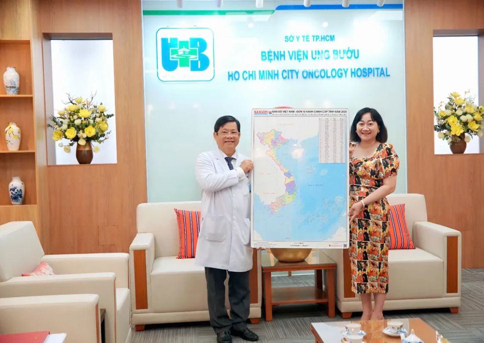 Bà Bùi Thị Hồng Sương, Phó Tổng Biên tập Báo SGGP trao tặng Bản đồ đơn vị hành chính cấp tỉnh Việt Nam cho Bệnh viện Ung bướu TPHCM. Ảnh: VIỆT NGA Bà Bùi Thị Hồng Sương, Phó Tổng Biên tập Báo SGGP trao tặng Bản đồ đơn vị hành chính cấp tỉnh Việt Nam cho Bệnh viện Ung bướu TPHCM. Ảnh: VIỆT NGA