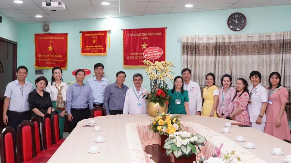 Báo SGGP thăm chúc mừng Bệnh viện Chấn thương chỉnh hình. Ảnh: HOÀNG HÙNG Báo SGGP thăm chúc mừng Bệnh viện Chấn thương chỉnh hình. Ảnh: HOÀNG HÙNG