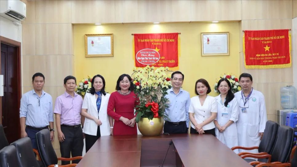 Báo SGGP thăm chúc mừng Bệnh viện Da liễu TPHCM. Ảnh: TRUNG AN Báo SGGP thăm chúc mừng Bệnh viện Da liễu TPHCM. Ảnh: TRUNG AN