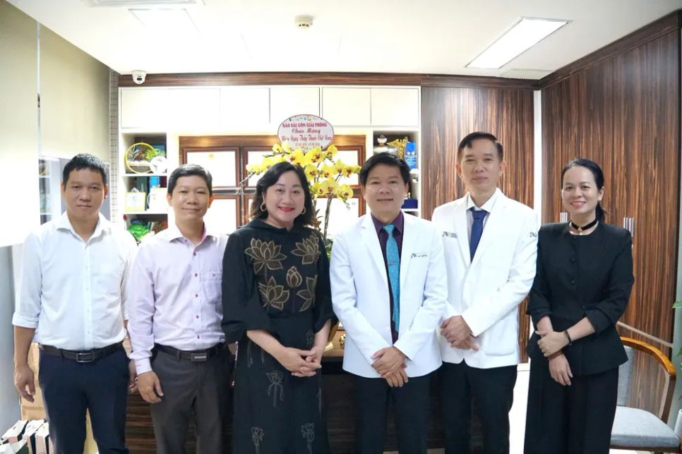 Báo SGGP thăm chúc mừng Bệnh viện JW. Ảnh: VIỆT NGA Báo SGGP thăm chúc mừng Bệnh viện JW. Ảnh: VIỆT NGA