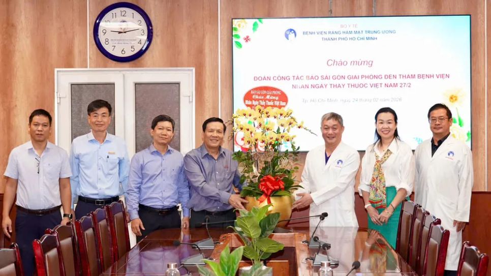 Báo SGGP thăm chúc mừng Bệnh viện Răng Hàm Mặt Trung ương. Ảnh: HOÀNG HÙNG Báo SGGP thăm chúc mừng Bệnh viện Răng Hàm Mặt Trung ương. Ảnh: HOÀNG HÙNG